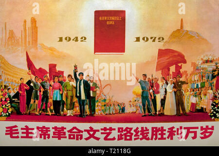 Affiche de propagande de la Révolution culturelle chinoise publiée en 1972. Intitulée « Long vive la victoire de la ligne révolutionnaire du Président Mao sur la littérature et l'art » (毛主席革命文艺路线胜利万岁), cette lithographie en couleur commémore le 30e anniversaire des discours fondateurs du Président Mao Zedong en 1942 lors du Forum de Yan'an sur la littérature et l'art. Elle illustre des artistes de théâtre issus d'opéras modèles révolutionnaires et d'ensembles de ballet célébrant entre les dates marquantes de 1942 et 1972. Banque D'Images