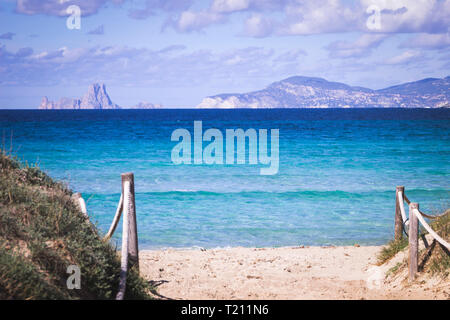 Es Vedra, devant l'île d'Ibiza, vu de la plage de Llevant, Formentera Banque D'Images