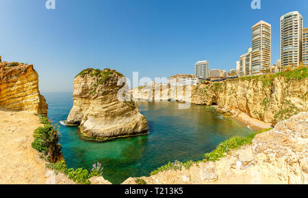 Raouche ou pigeons rocks panorama avec vue sur la mer et centre de versigny dans l'arrière-plan, Beyrouth, Liban Banque D'Images