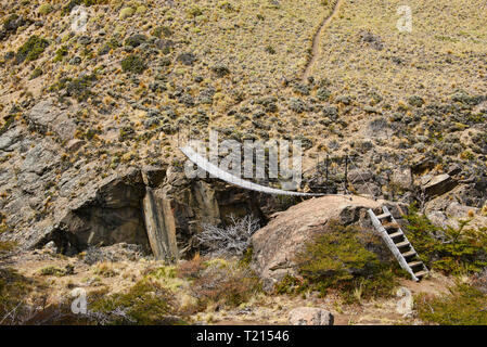 Pont suspendu sur la rivière Avilés, Patagonie Parc National, d'Aysen Patagonie, au Chili Banque D'Images