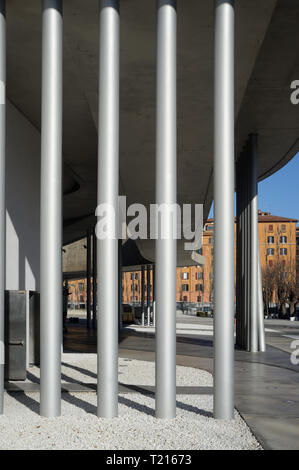 Les colonnes de métal à l'entrée de la galerie d'art ou MAXXI Art Museum, Musée national de l'art du 21e siècle, Rome conçu par Zaha Hadid en 2010 Banque D'Images