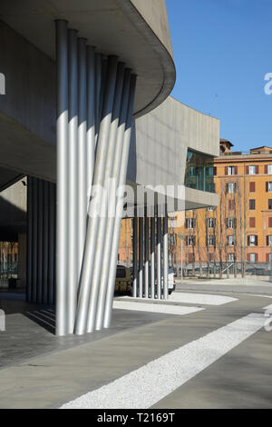 Les colonnes de métal à l'entrée de la galerie d'art ou MAXXI Art Museum, Musée national de l'art du 21e siècle, Rome conçu par Zaha Hadid en 2010 Banque D'Images
