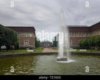 Düsseldorf, Allemagne - 14 juin 2018 : fontaine à eau à la Tonhalle Ehrenhof avec en arrière-plan, Duesseldorf, Allemagne Banque D'Images