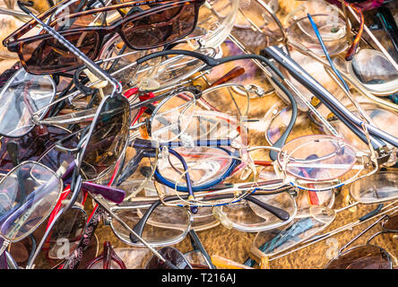 Braunschweig, Allemagne, le 24 mars 2019. : un groupe de vieux verres qui sont en vente au marché aux puces. Banque D'Images