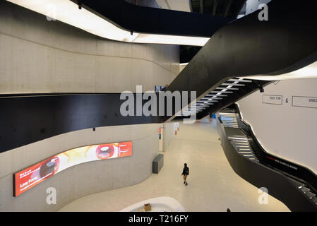 Escaliers d'intérieur dans la galerie d'art ou MAXXI Art Museum, Musée national de l'art du 21e siècle, Rome conçu par Zaha Hadid en 2010 Banque D'Images