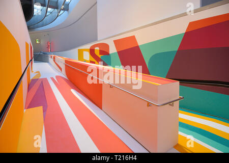 Peint en couleur dans la rampe MAXXI Art Gallery ou Art Museum, Musée national de l'art du 21e siècle, Rome conçue par Zaha Hadid en 2010 Banque D'Images