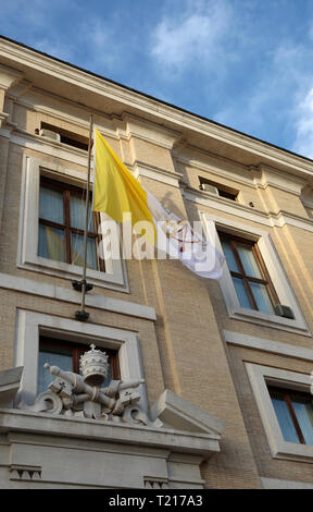 Waving Flag de l'Etat pontifical du Vatican avec le symbole des deux clefs croisées Banque D'Images