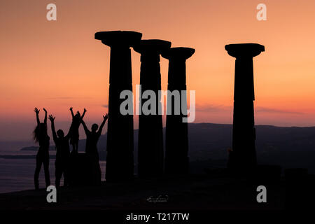 Les personnes et Assos Temple au coucher du soleil Banque D'Images