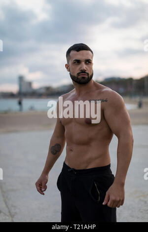 Portrait of young woman outdoors homme musclé Banque D'Images