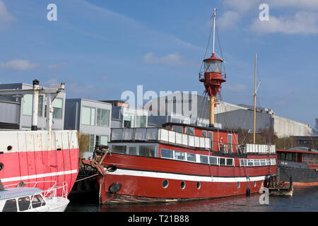 Vieux lightvessel, Refshaleøen, Copenhague, Danemark. Un nouveau quartier de restaurants de rue, de la culture et des équipements sportifs dans le vieux quartier de chantier naval. Banque D'Images