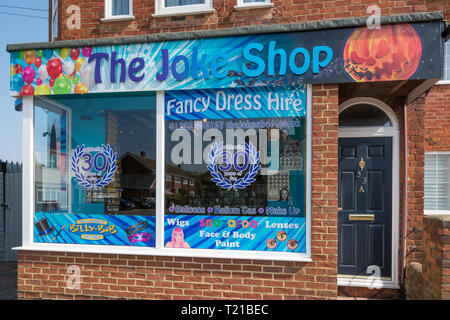 Boutique de décoration colorés avant de la boutique de farces à Farnborough, Hampshire, Royaume-Uni Banque D'Images