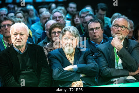 29 mars 2019, Berlin : le vert membres fondateurs (r-l), Lukas Beckmann et Milan Horacek et défenseur des droits du GDR Werner Schulz suivez la 'Convention' fondamentaux des Verts. En automne 2020, 40 ans après la fondation du parti, les verts veulent se donner un nouveau programme de base. À la convention, 800 à 1000 Les participants discuteront de la situation provisoire. Photo : Michael Kappeler/dpa Banque D'Images