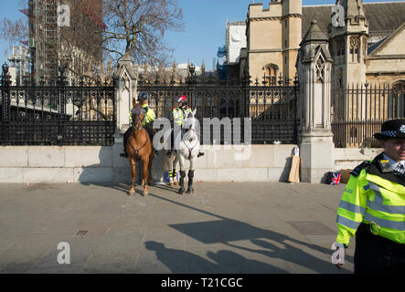 Westminster London, UK. 29 mars, 2019. Des milliers de laisser les supporters affluent à l'extérieur du Parlement en tant que députés de rejeter l'accord de retrait du Premier Ministre par 58 voix. Mars à quitter rally rassemble dans la place du Parlement pour entendre parler Nigel Farage. Un Brexit faire arriver rally se déroule dans Whitehall, organisé par l'UKIP avec EDL Tommy Robinson. Un cordon de police est placé autour de la porte principale pour le Parlement. Credit : Malcolm Park/Alamy Live News. Banque D'Images