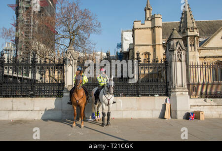 Westminster London, UK. 29 mars, 2019. Des milliers de laisser les supporters affluent à l'extérieur du Parlement en tant que députés de rejeter l'accord de retrait du Premier Ministre par 58 voix. Mars à quitter rally rassemble dans la place du Parlement pour entendre parler Nigel Farage. Un Brexit faire arriver rally se déroule dans Whitehall, organisé par l'UKIP avec EDL Tommy Robinson. Un cordon de police est placé autour de la porte principale pour le Parlement. Credit : Malcolm Park/Alamy Live News. Banque D'Images