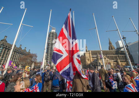 Westminster London, UK. 29 mars, 2019. Des milliers de laisser les supporters affluent à l'extérieur du Parlement en tant que députés de rejeter l'accord de retrait du Premier Ministre par 58 voix. Mars à quitter rally rassemble dans la place du Parlement pour entendre parler Nigel Farage. Un Brexit faire arriver rally se déroule dans Whitehall, organisé par l'UKIP avec EDL Tommy Robinson. Credit : Malcolm Park/Alamy Live News. Banque D'Images