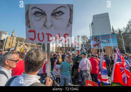 Westminster London, UK. 29 mars, 2019. Des milliers de laisser les supporters affluent à l'extérieur du Parlement en tant que députés de rejeter l'accord de retrait du Premier Ministre par 58 voix. Mars à quitter rally rassemble dans la place du Parlement pour entendre parler Nigel Farage. Un Brexit faire arriver rally se déroule dans Whitehall, organisé par l'UKIP avec EDL Tommy Robinson. Credit : Malcolm Park/Alamy Live News. Banque D'Images