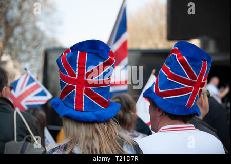 Londres, Royaume-Uni. Mar 29, 2019. Deux Pro-Leave avec les partisans de l'Union participant à un rallye Pro-Leave chapeaux près de la place du Parlement. Credit : Sandip Savasadia/Alamy Live News Banque D'Images