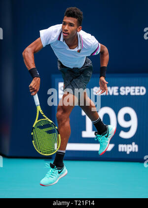 Miami Gardens, Florida, USA. Mar 29, 2019. Felix Auger Aliassime, du Canada, sert contre John Isner, des États-Unis, au cours d'un match de demi-finale à l'Open de Miami 2019 présenté par le tournoi de tennis professionnel Itau, joué au Hardrock Stadium de Miami Gardens, Florida, USA. Isner a gagné 7-6 (3), 7-6 (4). Mario Houben/CSM/Alamy Live News Banque D'Images