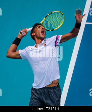 Miami Gardens, Florida, USA. Mar 29, 2019. Felix Auger Aliassime, du Canada, sert contre John Isner, des États-Unis, au cours d'un match de demi-finale à l'Open de Miami 2019 présenté par le tournoi de tennis professionnel Itau, joué au Hardrock Stadium de Miami Gardens, Florida, USA. Isner a gagné 7-6 (3), 7-6 (4). Mario Houben/CSM/Alamy Live News Banque D'Images