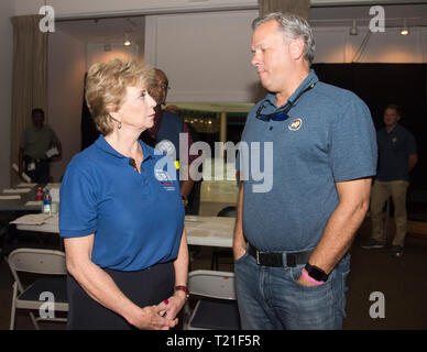 PHOTO : Wilmington, NC, le 10 octobre 2018, USA : Linda McMahon, la Small Business Administration (SBA) directeur a démissionné de son poste pour rejoindre la campagne 2020 d'ATOUT. Dans cette photo, MaMahon (l) tallks avec NC LT Gov, Dan Forêt à un centre de secours à Wilmington, NC. Patsy Lynch photo Banque D'Images
