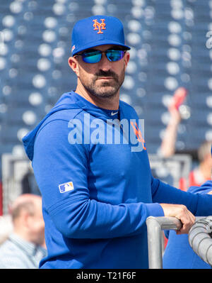 Washington, États-Unis d'Amérique. Mar 28, 2019. New York Mets manager Mickey Callaway (36) montres la pratique au bâton avant le match contre les Nationals de Washington au Championnat National Park à Washington, DC le Jeudi, Mars 28, 2018. Credit : Ron Sachs/CNP (restriction : NO New York ou le New Jersey Journaux ou journaux dans un rayon de 75 km de la ville de New York) | Conditions de crédit dans le monde entier : dpa/Alamy Live News Banque D'Images