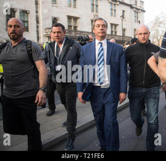 Londres, Royaume-Uni. Mar 29, 2019. L'ancien chef de l'UKIP Nigel Farage quitte après s'adressant à la foule, qui était à l'origine britannique devrait quitter l'Union européenne 29 mars 2019 (le Conseil européen a décidé la semaine dernière d'une extension au moins jusqu'au 12 avril). Brexit traitent de la CPM. Crédit : Michael Tubi/Alamy Live News Banque D'Images