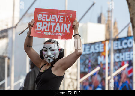 Londres, Royaume-Uni ; 29 mars 2019 ; femme Pro-Brexit manifestant portant un masque de Guy Fawkes et Holding Sign en altitude Banque D'Images