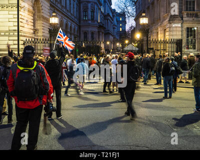 Londres, Royaume-Uni. 29 Mar 2019. Brexit laisser protester et slogans partisans chant extérieur Downing St suite à la dernière défaite du gouvernement sur le retrait d'un Brexit Bill et retard probable à Brexit. Crédit : Robert Evans/Alamy Live News Banque D'Images