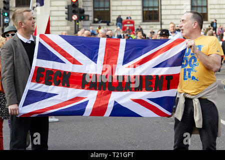 Londres, Royaume-Uni. - Le 29 mars 2019 : un drapeau et un message qui a eu lieu lors d'une manifestation à la place du Parlement le jour où le Royaume-Uni devraient avoir quitté l'UE. Crédit : Kevin J. Frost/Alamy Live News Banque D'Images