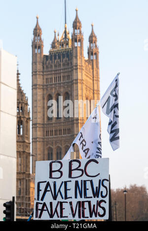 Westminster, London, UK. Des manifestations ont eu lieu par Brexiteers pour protester contre l'incapacité du gouvernement britannique de donner suite à quitter l'Union européenne malgré les résultats du référendum. Le jour qu'un Brexit motion a eu lieu au Parlement un grand nombre de personnes se sont réunis à l'extérieur pour faire leur point entendu. BBC News faux placard Banque D'Images