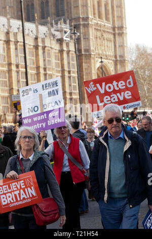 Les manifestants de mars par les Chambres du Parlement au cours d'une manifestation contre le retard à Brexit le jour où le Royaume-Uni devraient avoir quitté l'UE Banque D'Images