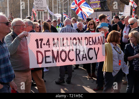 Avec des bannières, des manifestants se rassemblent à l'extérieur du Parlement pour protester contre les retards à Brexit le jour où le Royaume-Uni devraient avoir quitté l'UE Banque D'Images