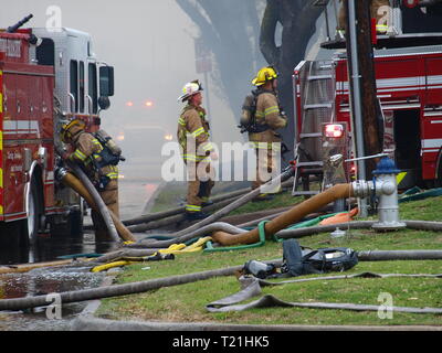 Dallas, USA. Mar 29, 2019. Condo Fire déplace 24 familles. Credit : dallaspaparazzo/Alamy Live News Banque D'Images