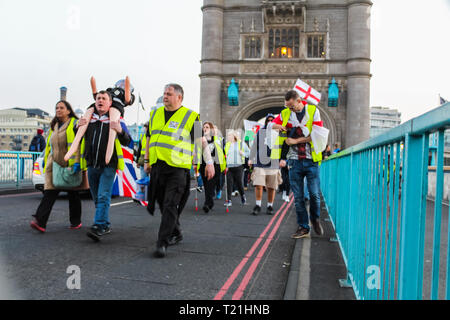 Londres, Royaume-Uni. Mar 29, 2019. Londres, Royaume-Uni - 29 mars 2019 : Yellow-Vest Pro-Brexit participants prennent part à des manifestations à London Bridge et le Fragment. Credit : Oliver Cole/Alamy Live News Banque D'Images