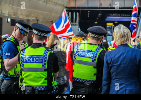 Londres, Royaume-Uni. Mar 29, 2019. Londres, Royaume-Uni - 29 mars 2019 : Yellow-Vest Pro-Brexit participants prennent part à des manifestations à London Bridge et le Fragment. Credit : Oliver Cole/Alamy Live News Banque D'Images