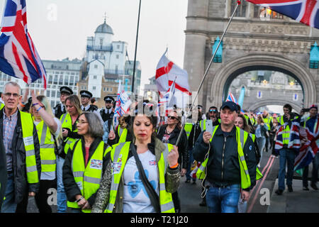 Londres, Royaume-Uni. Mar 29, 2019. Londres, Royaume-Uni - 29 mars 2019 : Yellow-Vest Pro-Brexit participants prennent part à des manifestations à London Bridge et le Fragment. Credit : Oliver Cole/Alamy Live News Banque D'Images