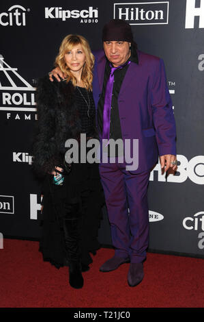 New York, NY, USA. Mar 29, 2019. Maureen Van Zandt et Steven Van Zandt au 2019 Rock N Roll Hall of Fame de la cérémonie au Barclays Center de Brooklyn, New York City le 29 mars 2019. Crédit : John Palmer/media/Alamy Punch Live News Banque D'Images