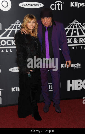 New York, NY, USA. Mar 29, 2019. Maureen Van Zandt et Steven Van Zandt au 2019 Rock N Roll Hall of Fame de la cérémonie au Barclays Center de Brooklyn, New York City le 29 mars 2019. Crédit : John Palmer/media/Alamy Punch Live News Banque D'Images