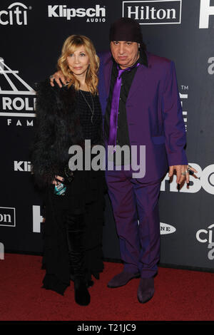 New York, NY, USA. Mar 29, 2019. Maureen Van Zandt et Steven Van Zandt au 2019 Rock N Roll Hall of Fame de la cérémonie au Barclays Center de Brooklyn, New York City le 29 mars 2019. Crédit : John Palmer/media/Alamy Punch Live News Banque D'Images