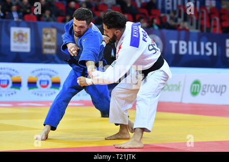 Tbilissi, Géorgie. Mar 29, 2019. Lukhumi Chkhvimiani (R) de la Géorgie le dispute à Walide Khyar de France au cours de la Men's 60kg compétition finale du Grand Prix de Judo de Tbilissi 2019 à Tbilissi, en Géorgie, le 29 mars 2019. Lukhumi Chkhvimiani a remporté la médaille d'or. Credit : Kulumbegashvili Tamuna/Xinhua/Alamy Live News Banque D'Images