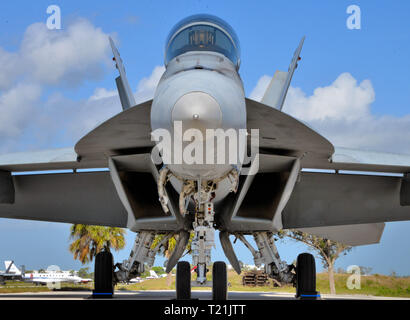 Melbourne, Florida, USA. Le 29 mars 2019. Boeing F-18 Super Hornet, l'équipe de démonstration Héritage est prêt à réveiller l'espace côte à ce week-end Melbourne Air and Space Show. Le pilote pour ce spectacle Le Lieutenant Dominic "Iceman" Garcia est un diplômé de 2003 Melbourne High School. Le F-18 Super Hornet est en grande partie un nouvel avion et est d'environ 20  % plus grandes que l'héritage Hornet. Le Super Hornet comporte 33 % de plus, l'augmentation de carburant interne gamme mission de 41 % et l'endurance de 50 % sur l'héritage Hornet. Crédit photo : Julian Poireau/Alamy Live News Banque D'Images