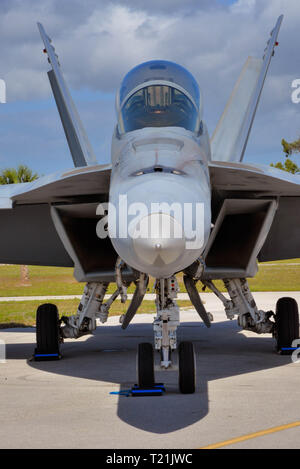 Melbourne, Florida, USA. Le 29 mars 2019. Boeing F-18 Super Hornet, l'équipe de démonstration Héritage est prêt à réveiller l'espace côte à ce week-end Melbourne Air and Space Show. Le pilote pour ce spectacle Le Lieutenant Dominic "Iceman" Garcia est un diplômé de 2003 Melbourne High School. Le F-18 Super Hornet est en grande partie un nouvel avion et est d'environ 20  % plus grandes que l'héritage Hornet. Le Super Hornet comporte 33 % de plus, l'augmentation de carburant interne gamme mission de 41 % et l'endurance de 50 % sur l'héritage Hornet. Crédit photo : Julian Poireau/Alamy Live News Banque D'Images