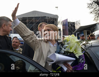 Kiev, Ukraine. Mar 29, 2019. Candidat à l'élection présidentielle ukrainienne Ioulia Timochenko vu la saluant partisans pendant une campagne électorale rally. Élections présidentielles en Ukraine aura lieu le 31 mars 2019. Credit : SOPA/Alamy Images Limited Live News Banque D'Images