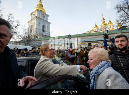 Kiev, Ukraine. Mar 29, 2019. Candidat à l'élection présidentielle ukrainienne Ioulia Timochenko vu la saluant partisans pendant une campagne électorale rally. Élections présidentielles en Ukraine aura lieu le 31 mars 2019. Credit : SOPA/Alamy Images Limited Live News Banque D'Images