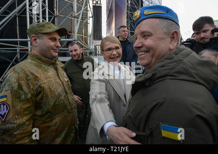 Kiev, Ukraine. Mar 29, 2019. Candidat à l'élection présidentielle ukrainienne Ioulia Timochenko vu avec anciens combattants de l'armée ukrainienne au cours d'une campagne électorale, rassemblement à Kiev. Élections présidentielles en Ukraine aura lieu le 31 mars 2019. Credit : SOPA/Alamy Images Limited Live News Banque D'Images