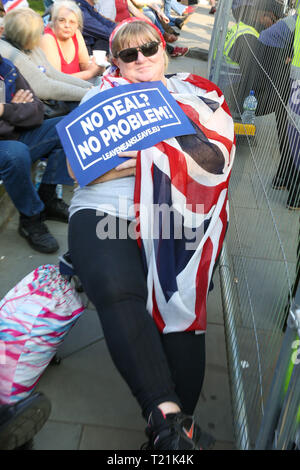 Londres, Royaume-Uni. Mar 29, 2019. Une femme est vu enveloppé dans un Uion Jack à l'extérieur Chambre du Parlement au cours de la protestation. Les militants laisser protester contre le retard à Brexit, le jour où le Royaume-Uni a été en raison de quitter l'Union européenne. Le Premier ministre britannique Theresa May's Brexit traiter a été battu une troisième fois par une marge de 58 votes. Credit : SOPA/Alamy Images Limited Live News Banque D'Images