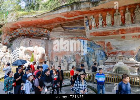 Chongqing, Chine. Mar 29, 2019. Les touristes voir sculptures sur roc à la zone panoramique de Sculptures rupestres de Dazu Dazu dans district de Chongqing, au sud-ouest de la Chine, le 29 mars 2019. Les sculptures datant du 9ème au 13ème siècles ont été inscrits sur la liste du patrimoine mondial par l'UNESCO en 1999. Credit : Liu Chan/Xinhua/Alamy Live News Banque D'Images