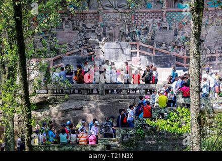 Chongqing, Chine. Mar 29, 2019. Les touristes voir sculptures sur roc à la zone panoramique de Sculptures rupestres de Dazu Dazu dans district de Chongqing, au sud-ouest de la Chine, le 29 mars 2019. Les sculptures datant du 9ème au 13ème siècles ont été inscrits sur la liste du patrimoine mondial par l'UNESCO en 1999. Credit : Liu Chan/Xinhua/Alamy Live News Banque D'Images