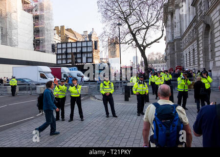 Londres, Royaume-Uni. 29 mars 2019, le jour où le Royaume-Uni a été en raison de quitter l'UE. Il y a eu quelques ennuis plus tard en dehors de Downing Street mais plus tôt à 17h00 fixer des cordons de police un accès restreint le long de Whitehall dans les deux sens de la création d'une zone de sécurité. Crédit : Scott Hortop/Alamy Live News. Banque D'Images