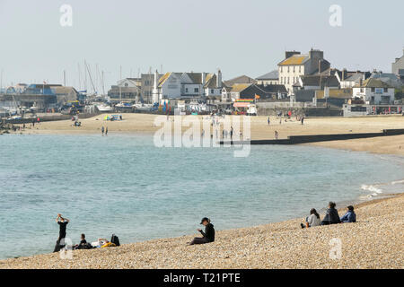 Lyme Regis, dans le Dorset, UK. 30Th Mar, 2019. Météo britannique. Les visiteurs profiter d'une journée de ciel clair et chaud soleil du printemps à la station balnéaire de Lyme Regis dans le Dorset. Crédit photo : Graham Hunt/Alamy Live News Banque D'Images